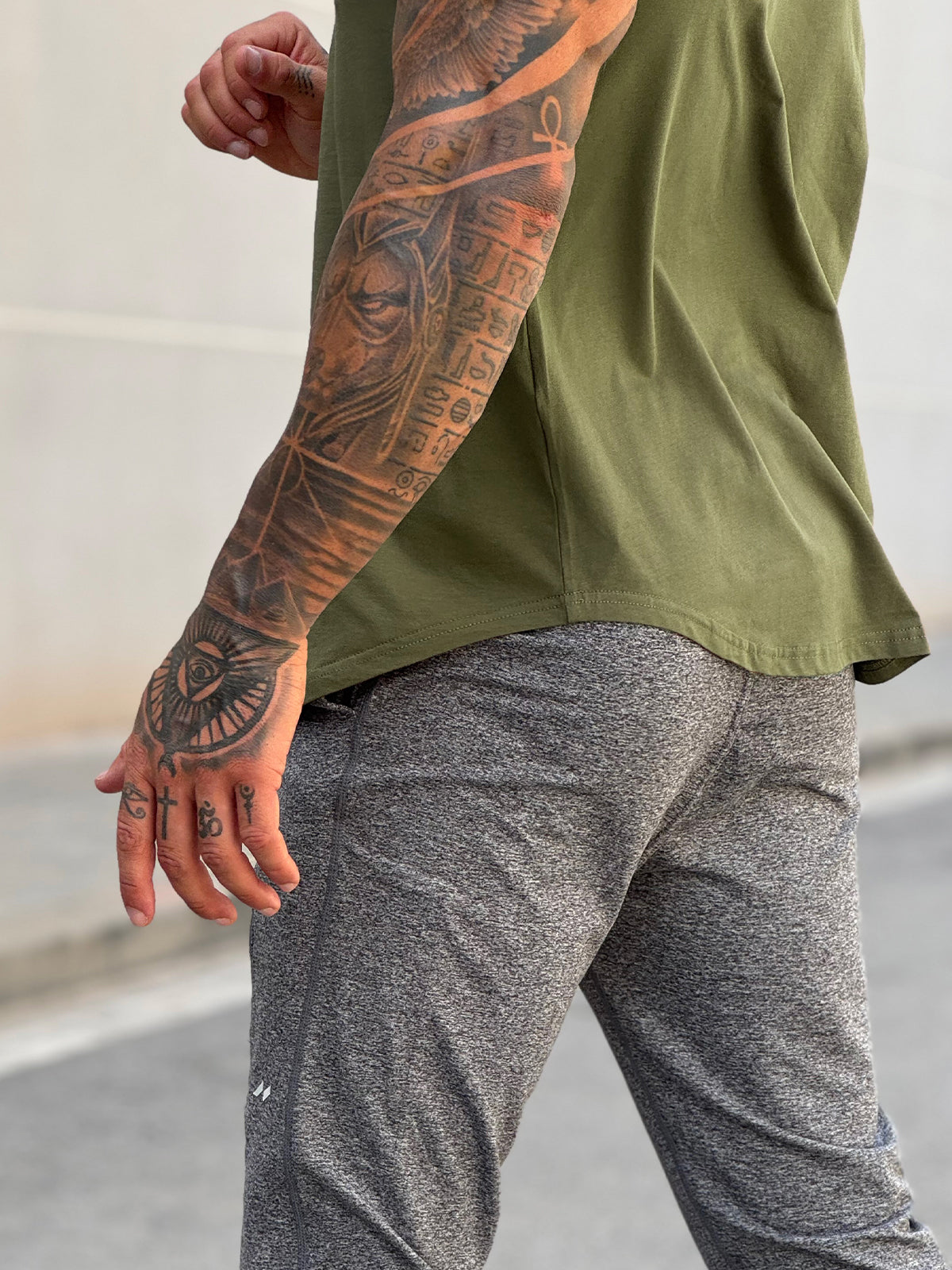 Kore Curved Hem T-shirt Muscle Fit Tech Crew Neck