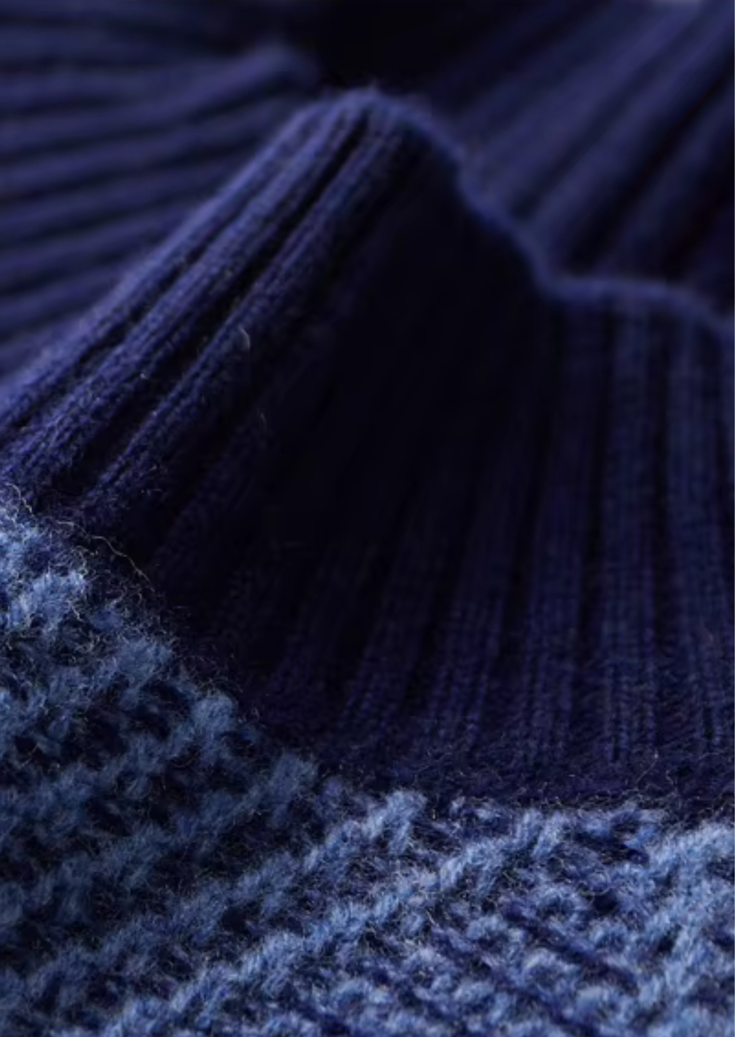 Pure Extra-Fine Merino Wool Two Tone Patterned Mockneck