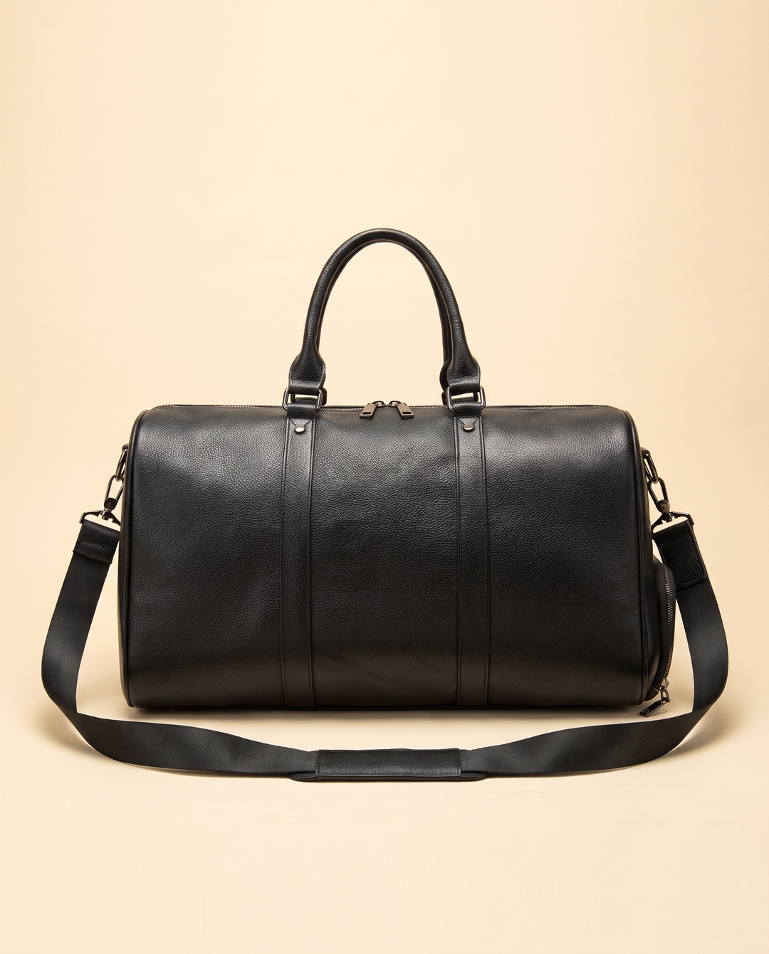 The Gstaad 44 leather travel bag in black, front with the shoulder strap