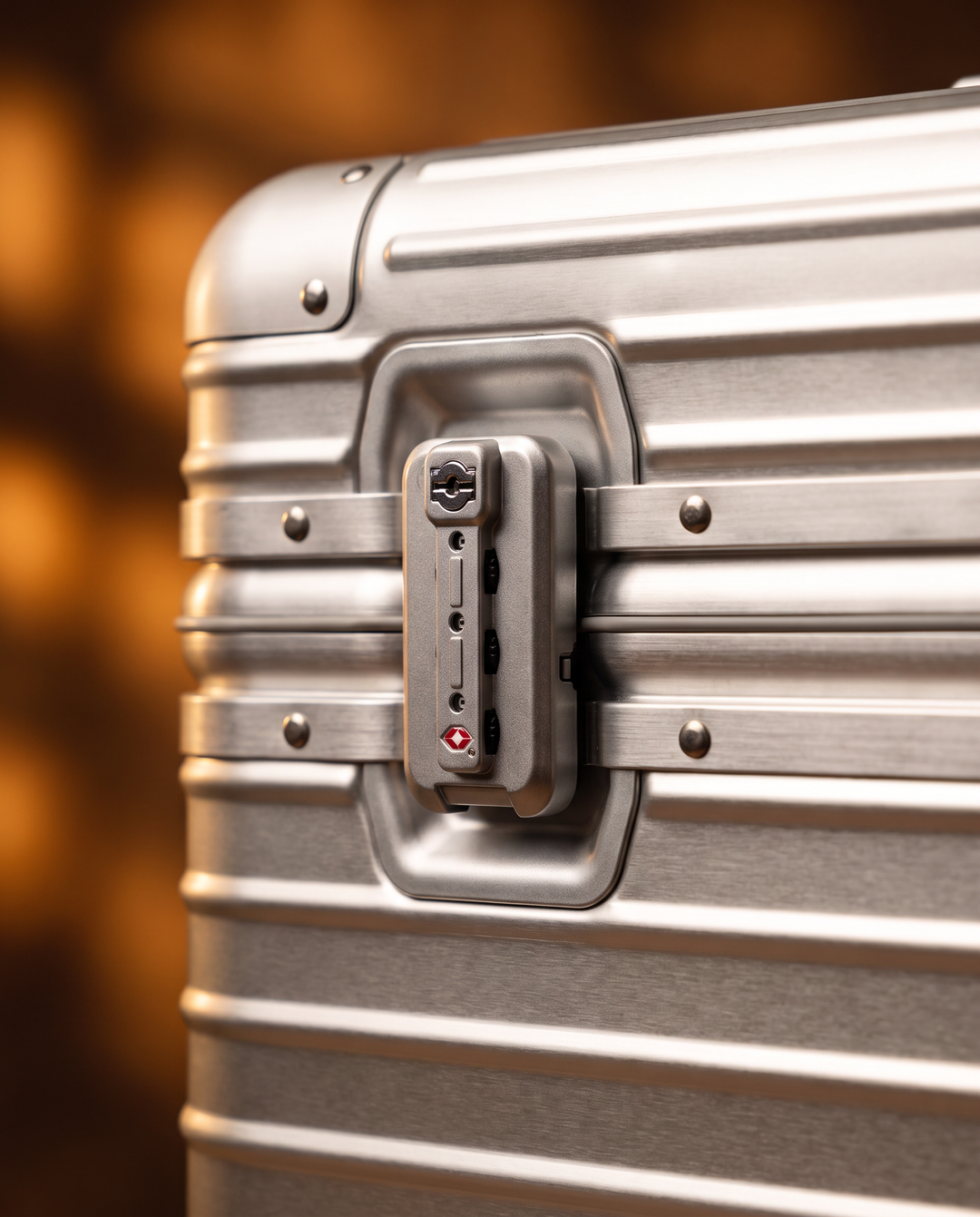 The Cap Ferrat 48 aluminum pilot case in silver, detail close-up
