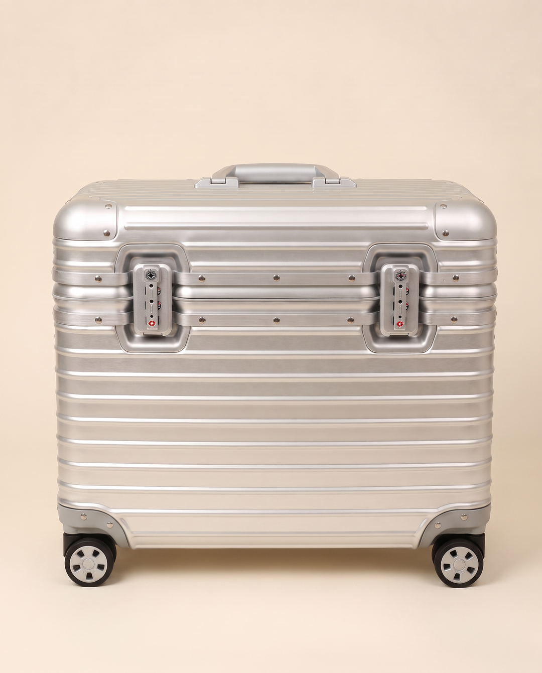 The Cap Ferrat 48 aluminum pilot case in silver, front view