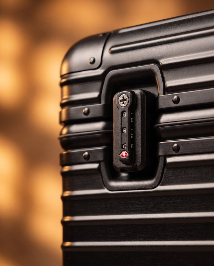 The Cap Ferrat 48 aluminum pilot case in black, detail close-up