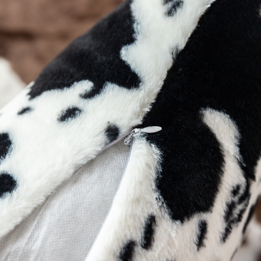 El estampado animal adorna la funda de almohada. 