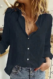 Blusa casual con cuello camisero y botones lisos