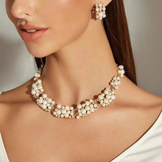 Ensemble collier et boucles d'oreilles en perles d'imitation délicates