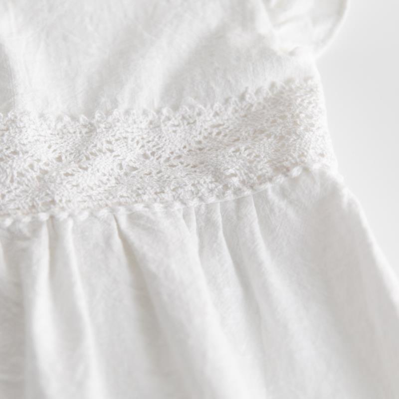 Vestido de lino de algodón plisado con mangas volantes de encaje