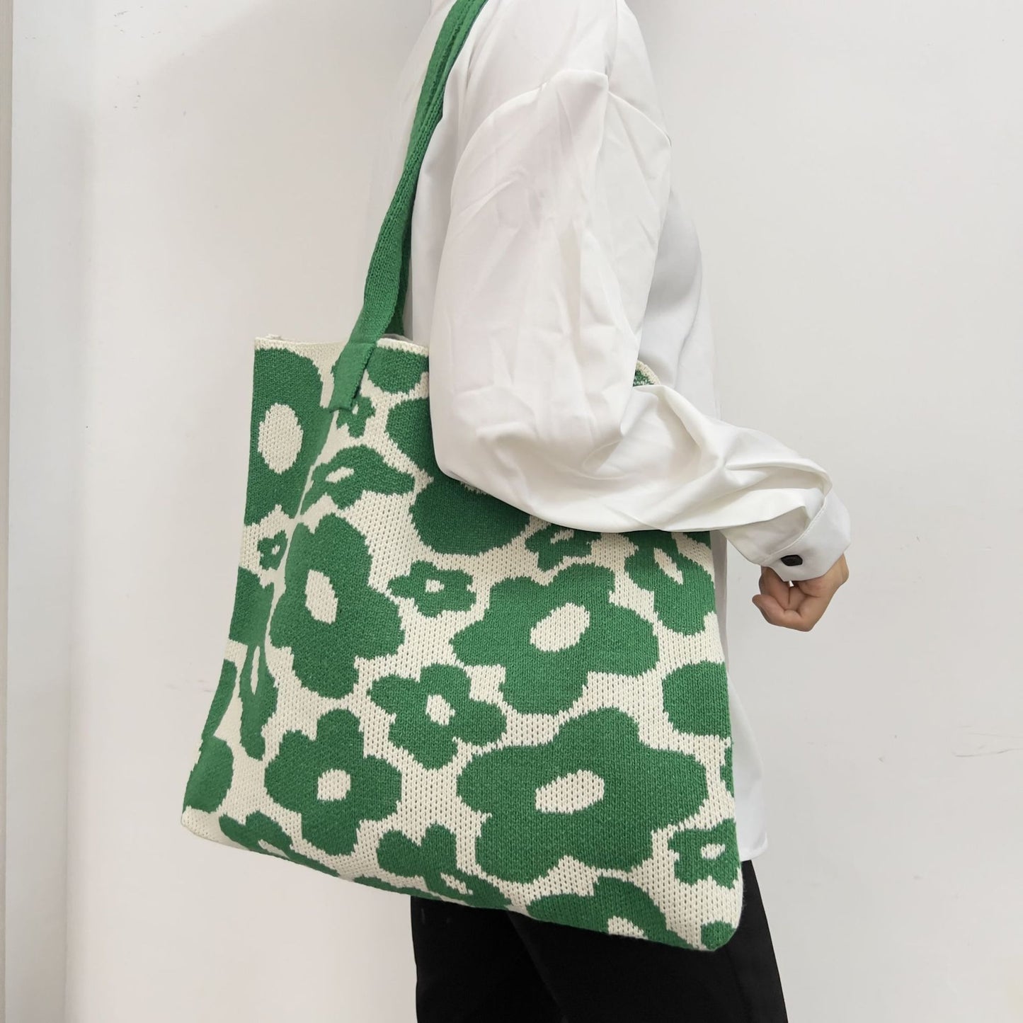 Large capacity women's flower knitted bag