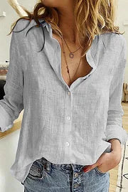 Blusa casual con cuello camisero y botones lisos